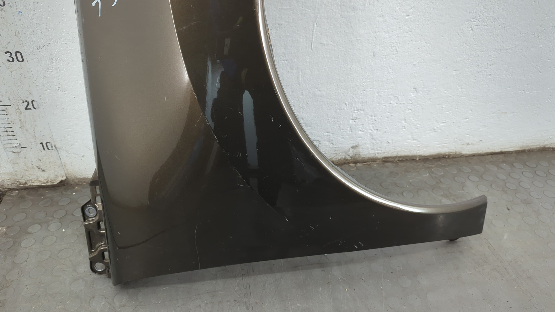 Крыло переднее правое