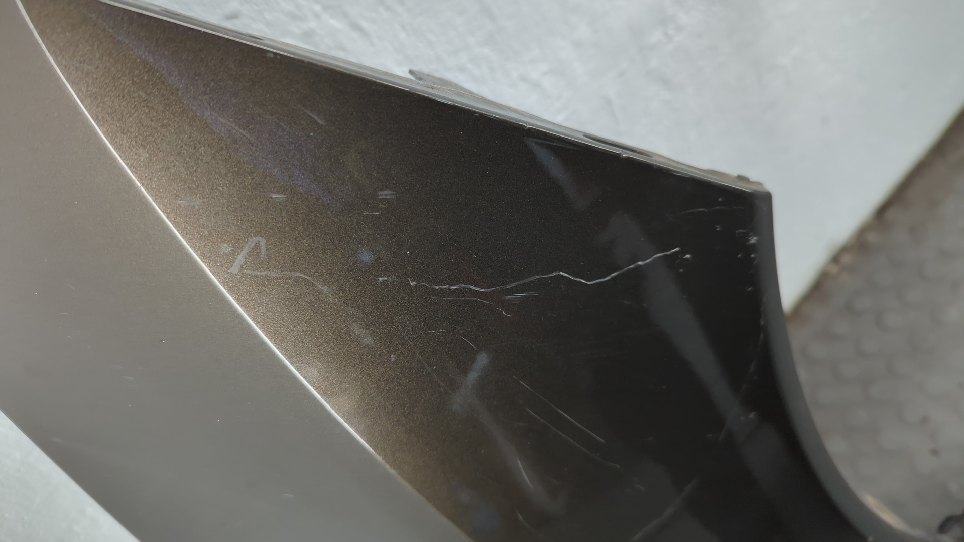 Крыло переднее правое