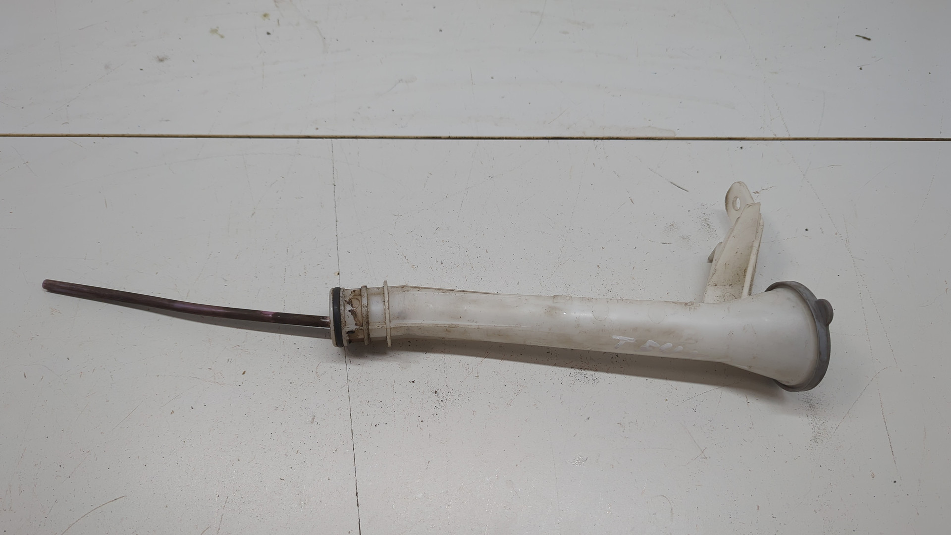 Горловина бачка омывателя