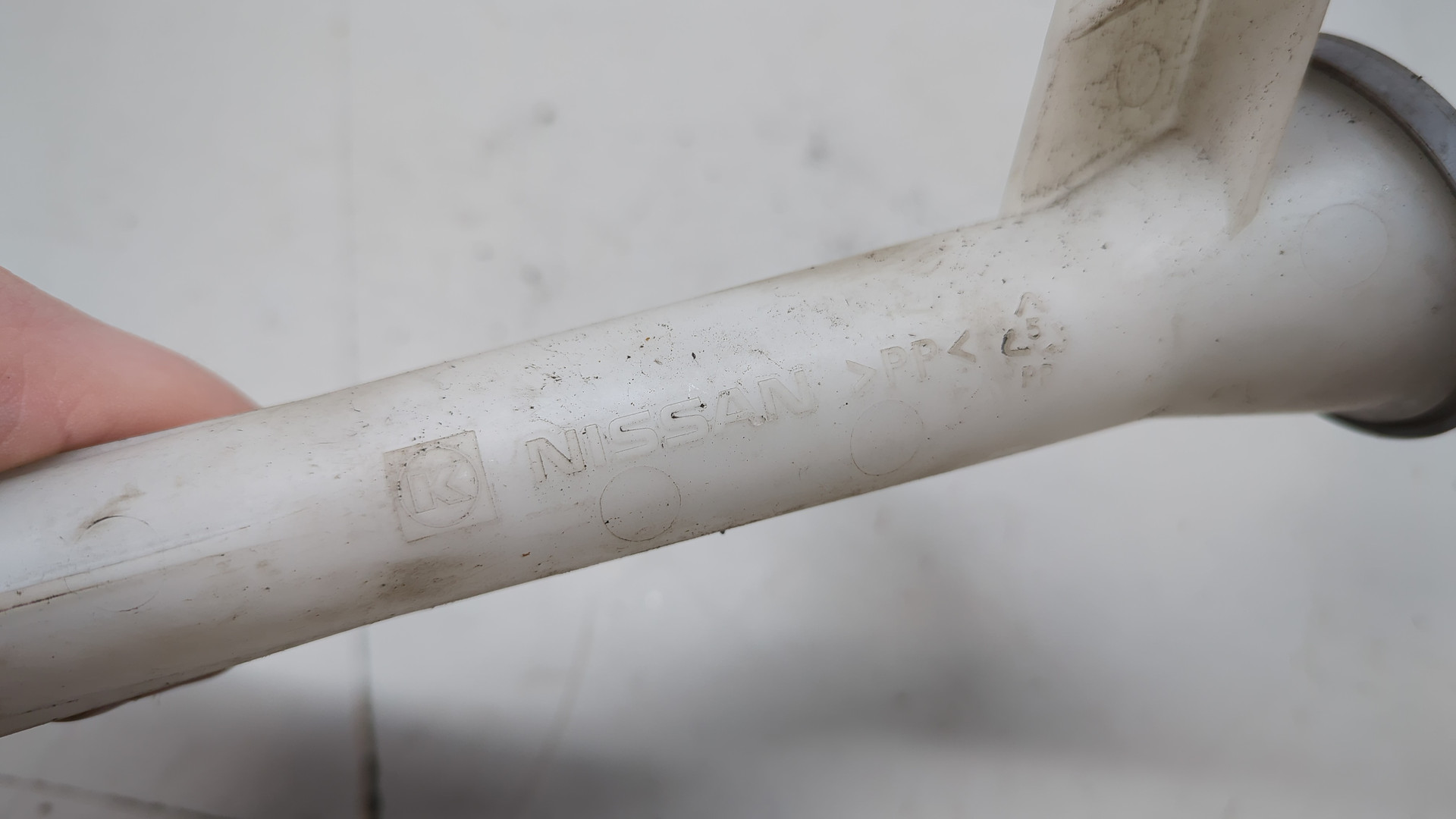 Горловина бачка омывателя