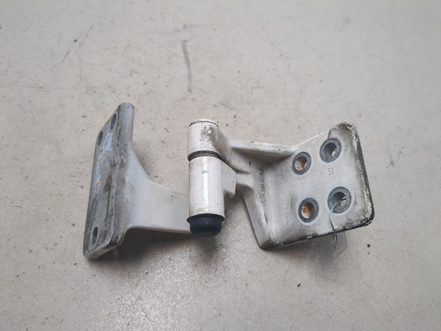 Петля двери