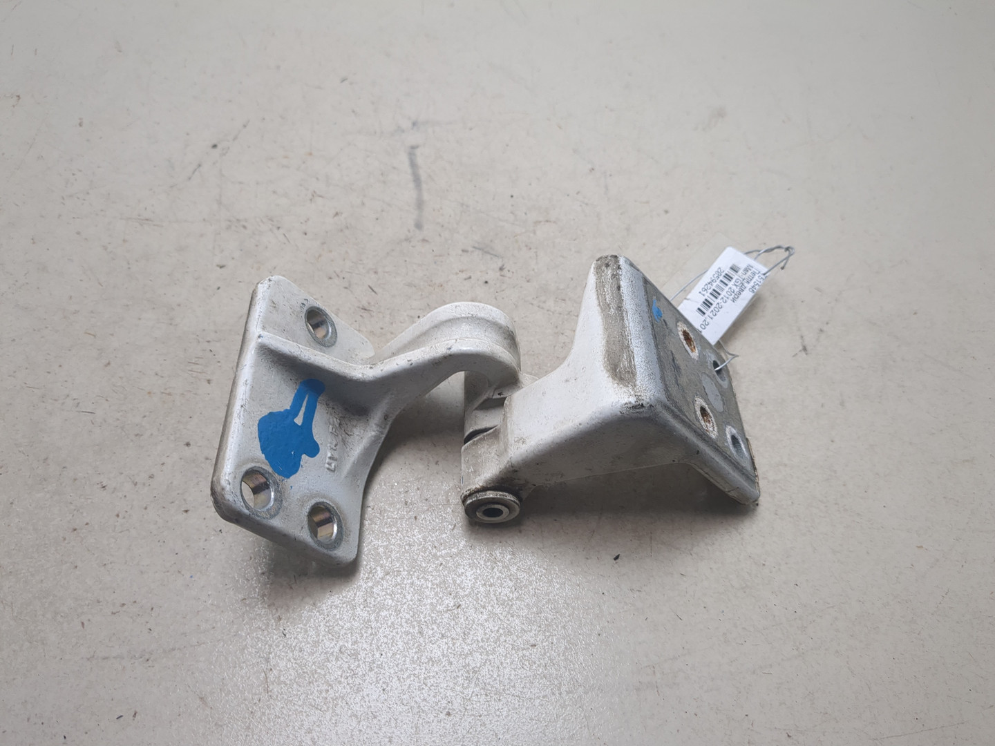 Петля двери