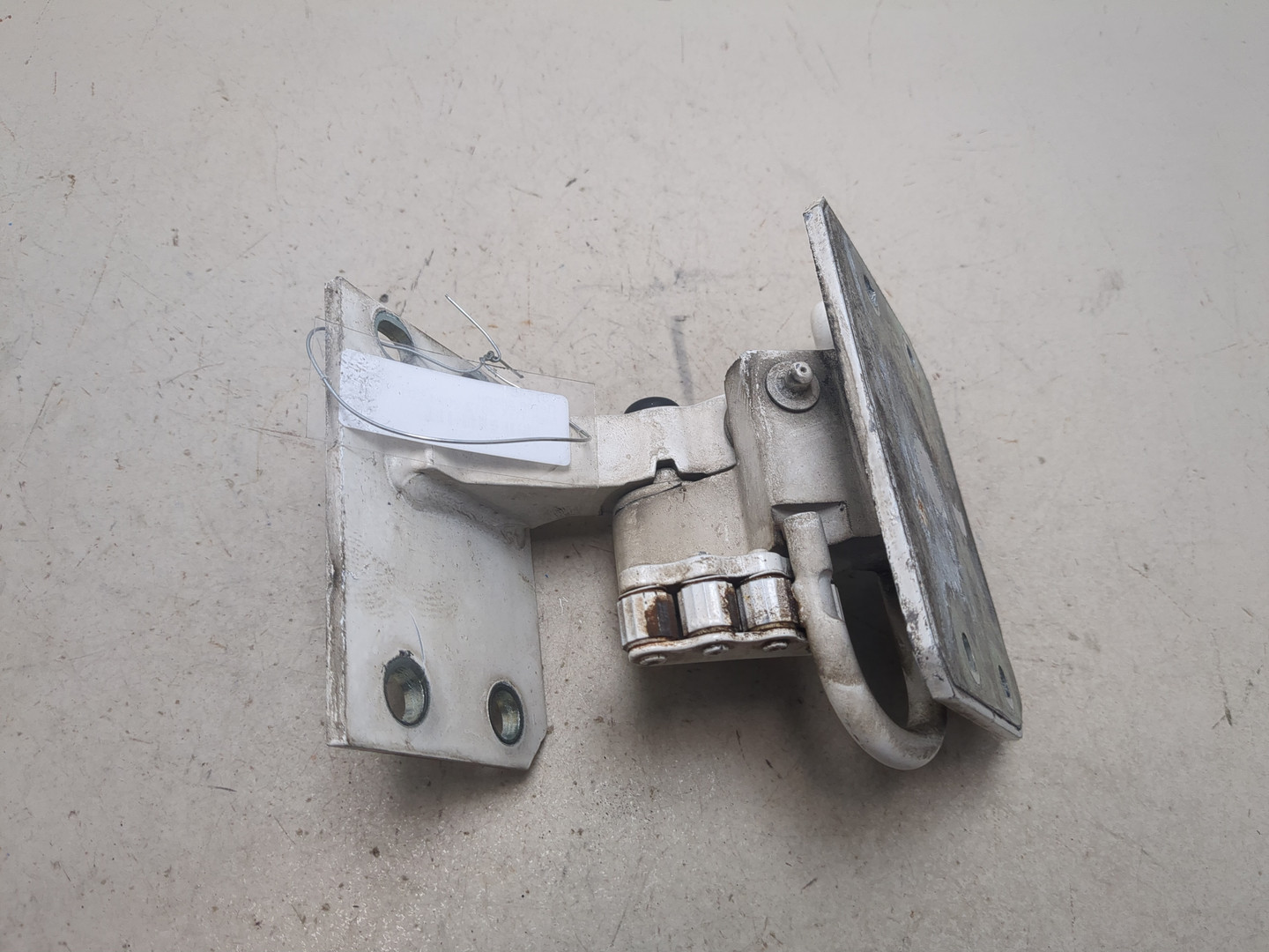 Петля двери