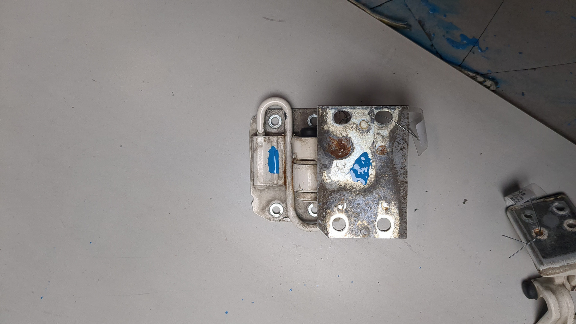 Петля двери