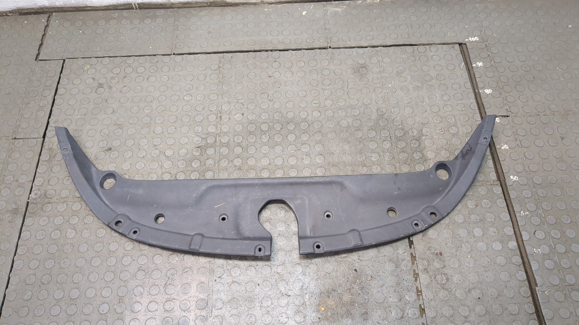 Кожух замка капота