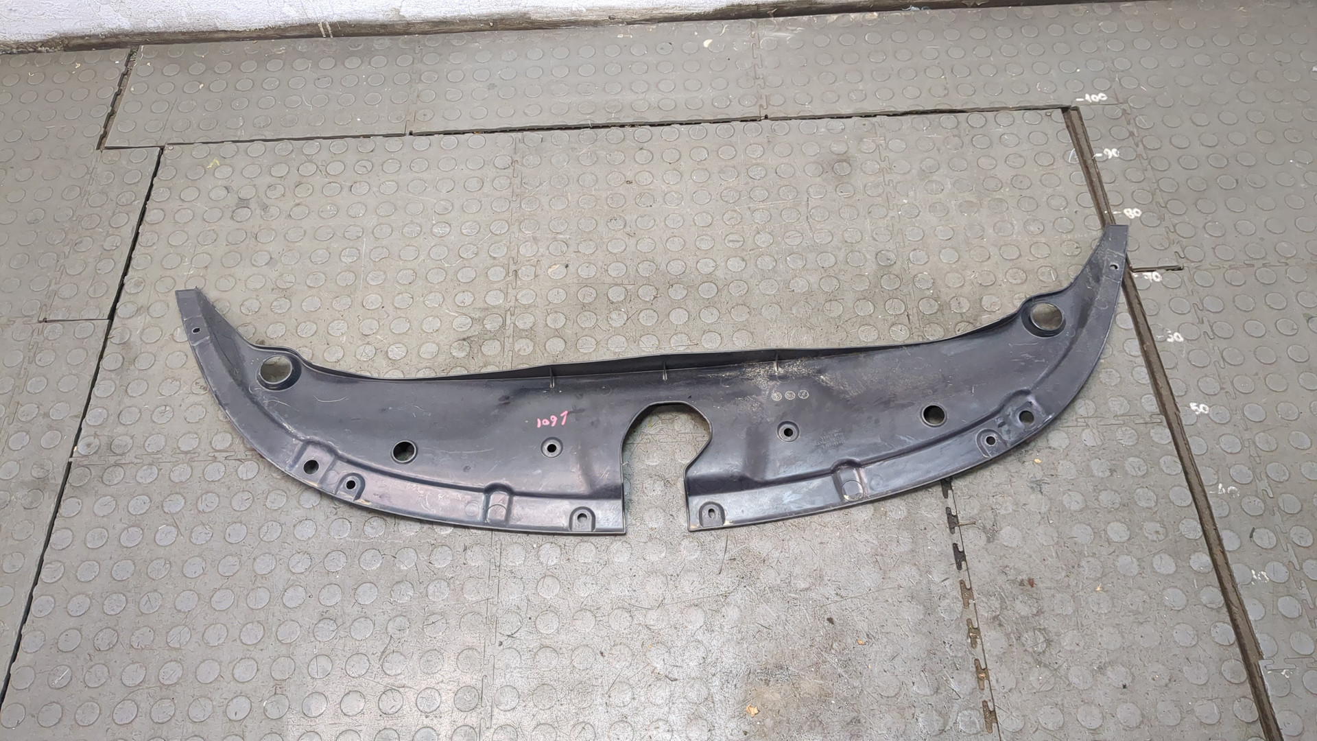 Кожух замка капота