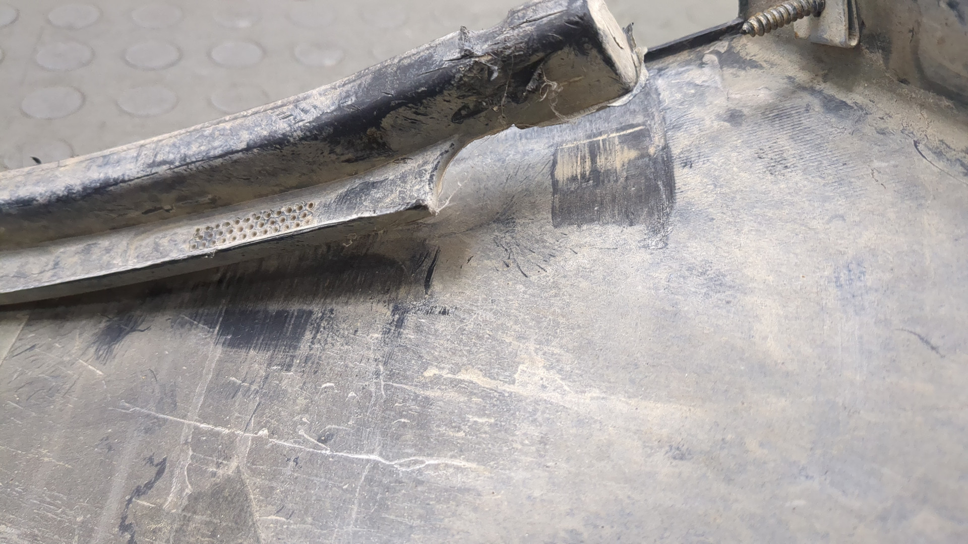 Молдинг заднего бампера левый