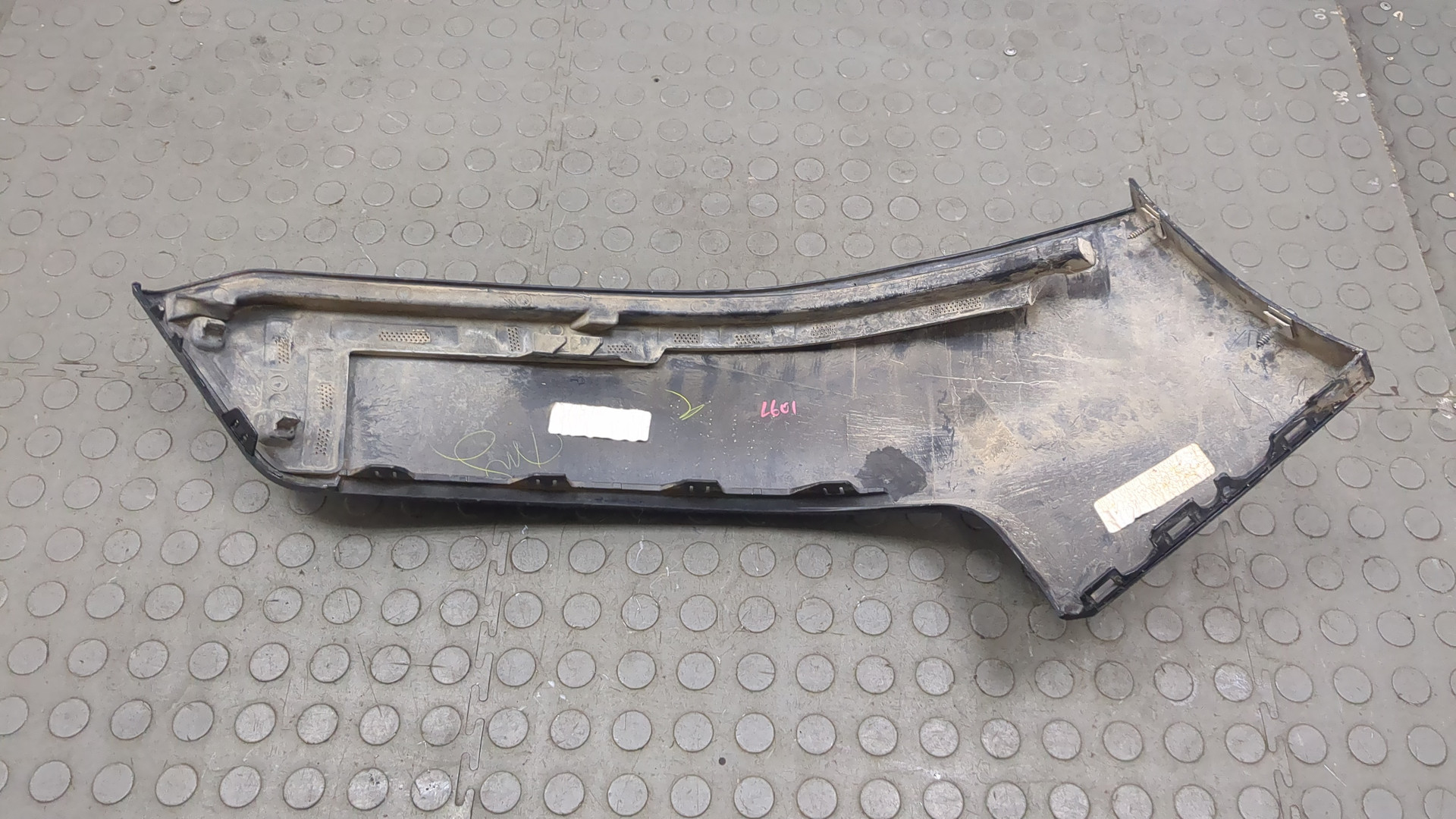 Молдинг заднего бампера левый