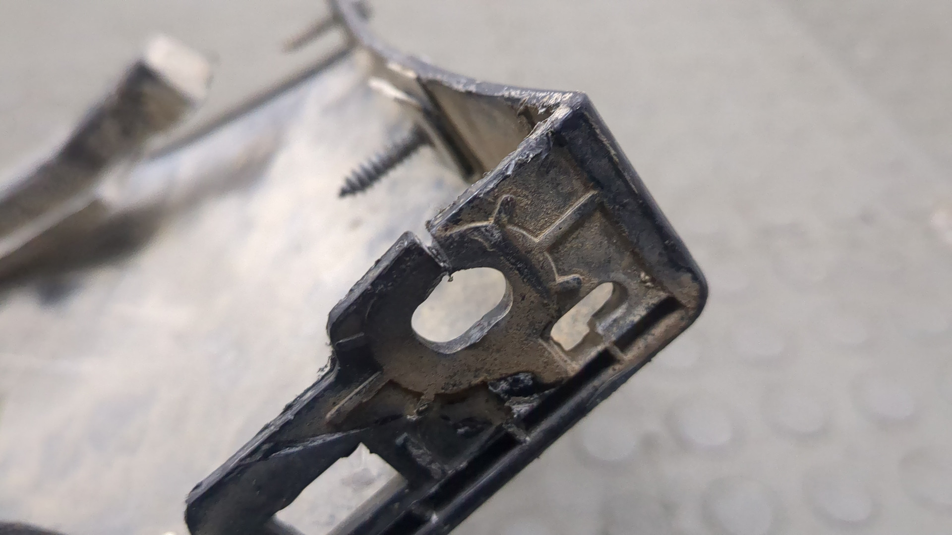 Молдинг заднего бампера левый