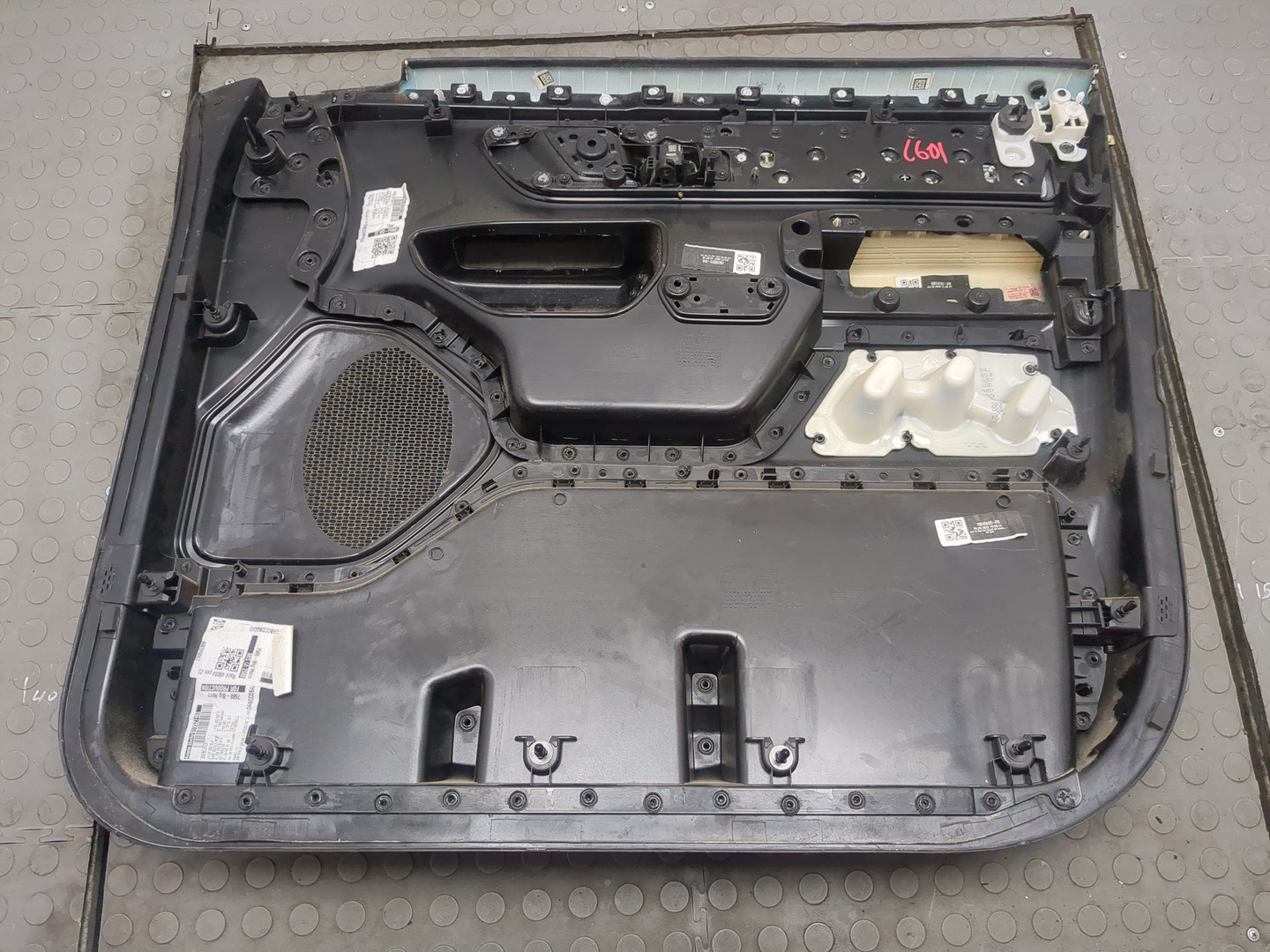 Обшивка двери передней левой