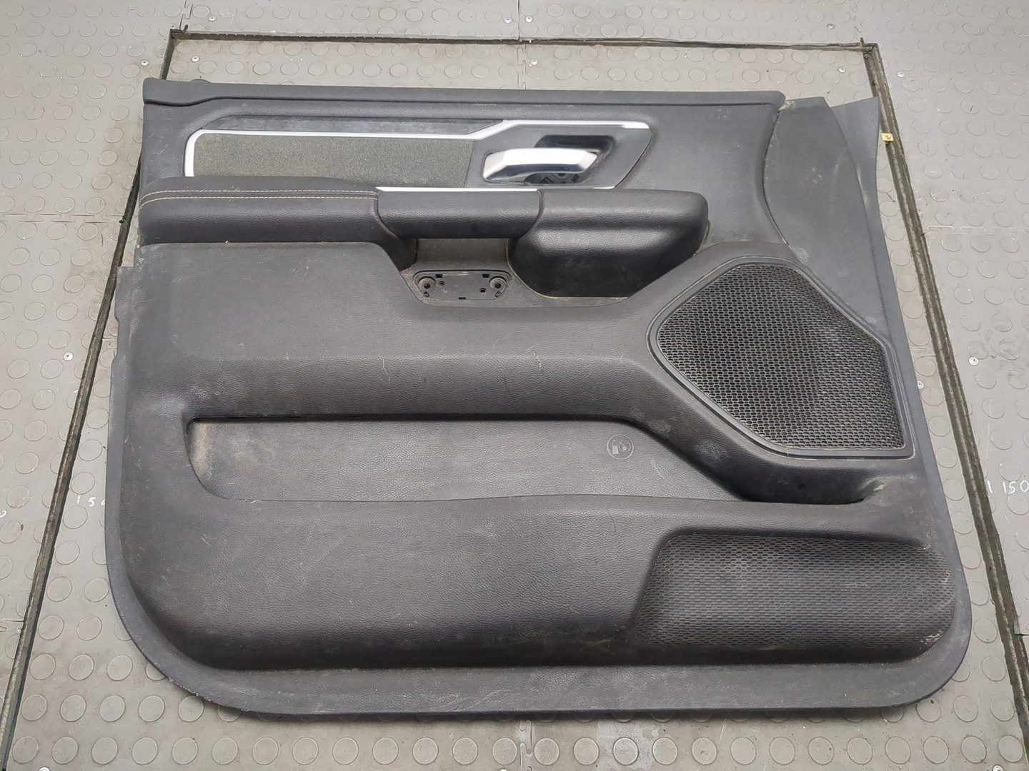 Обшивка двери передней левой