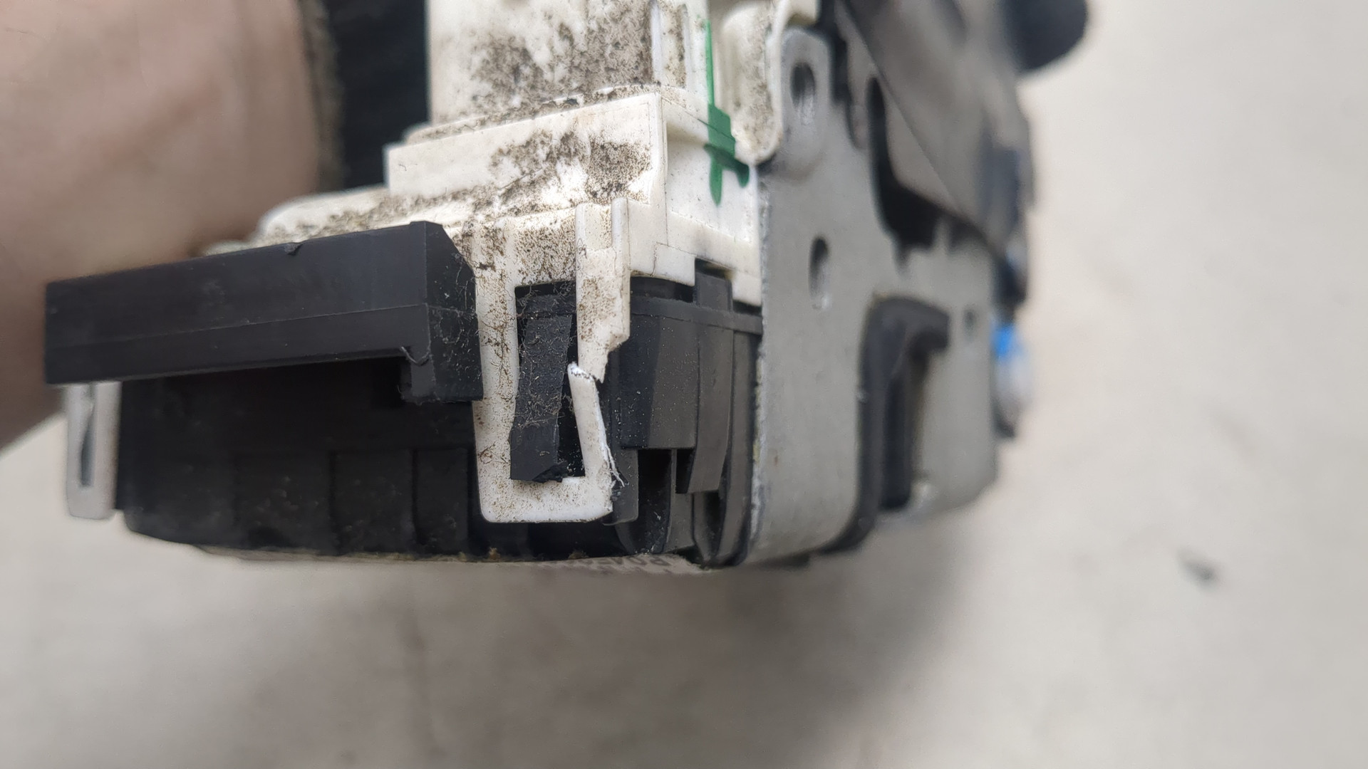 Замок двери задней левой