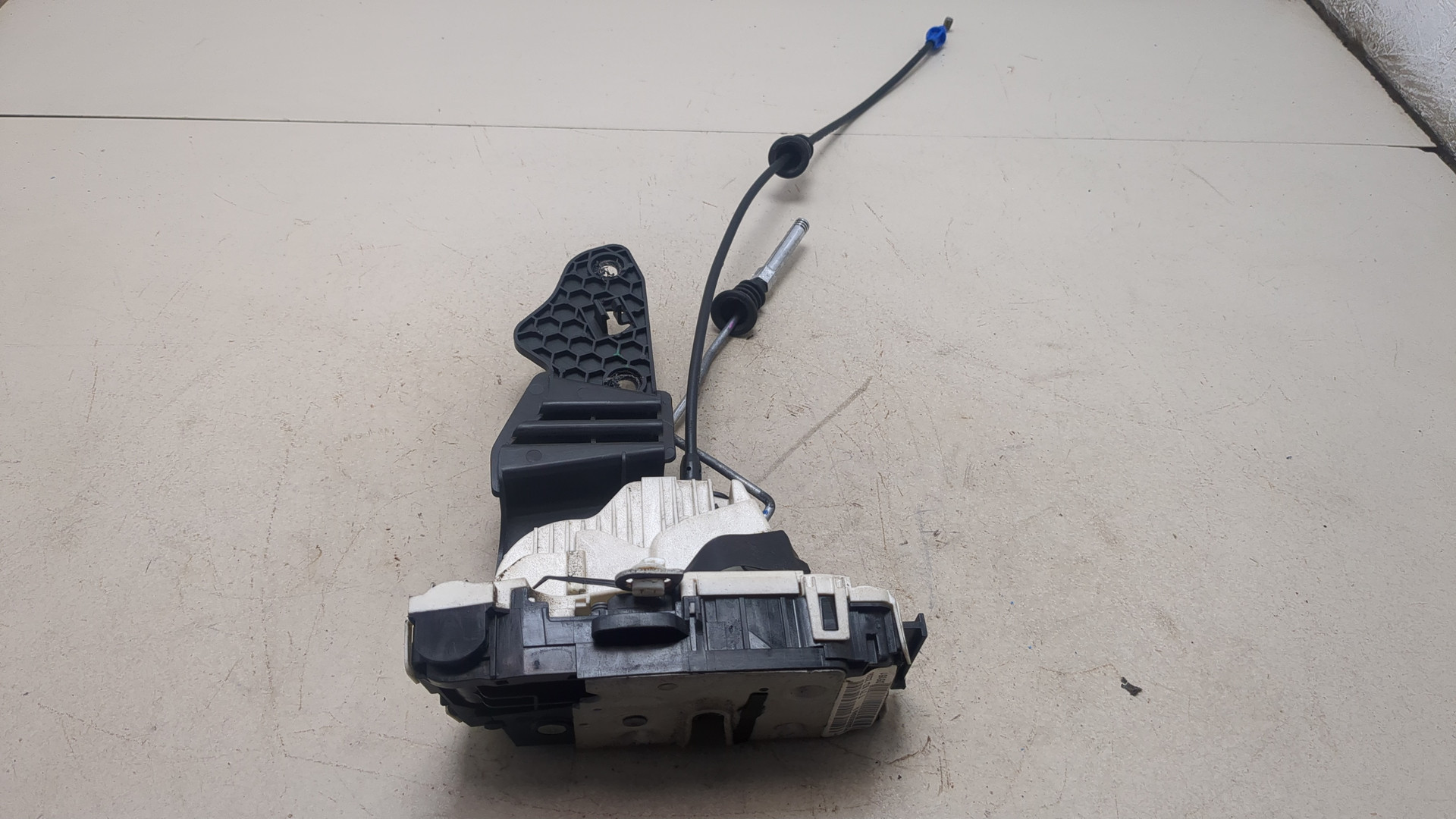 Замок двери задней левой