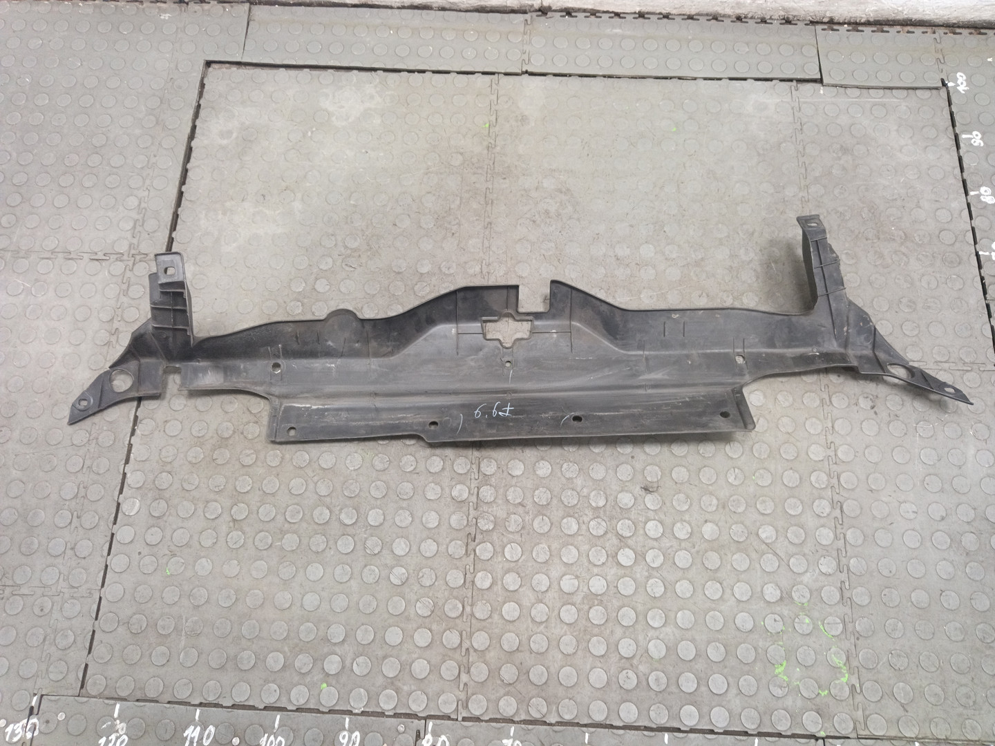 Кожух замка капота