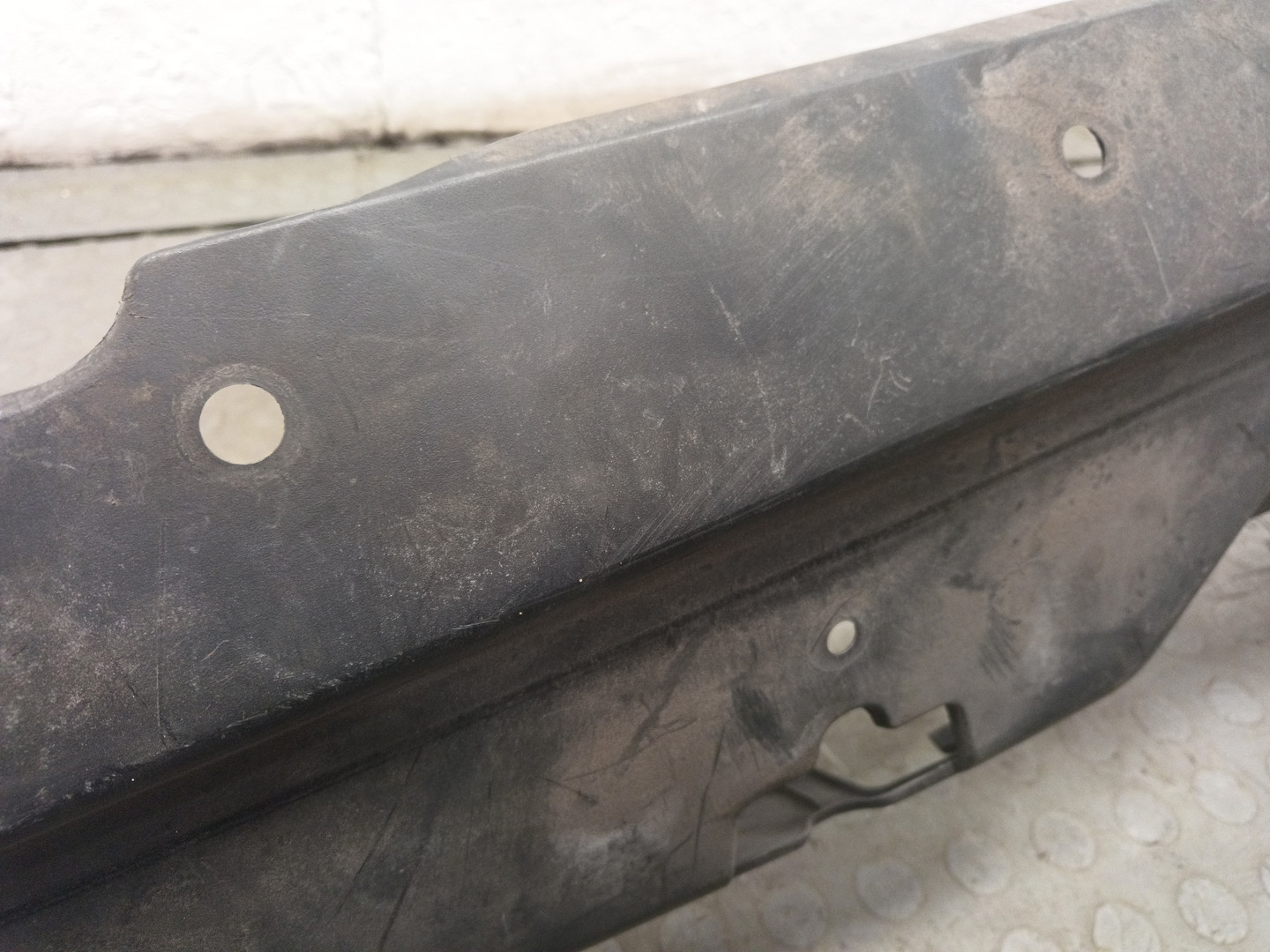 Кожух замка капота