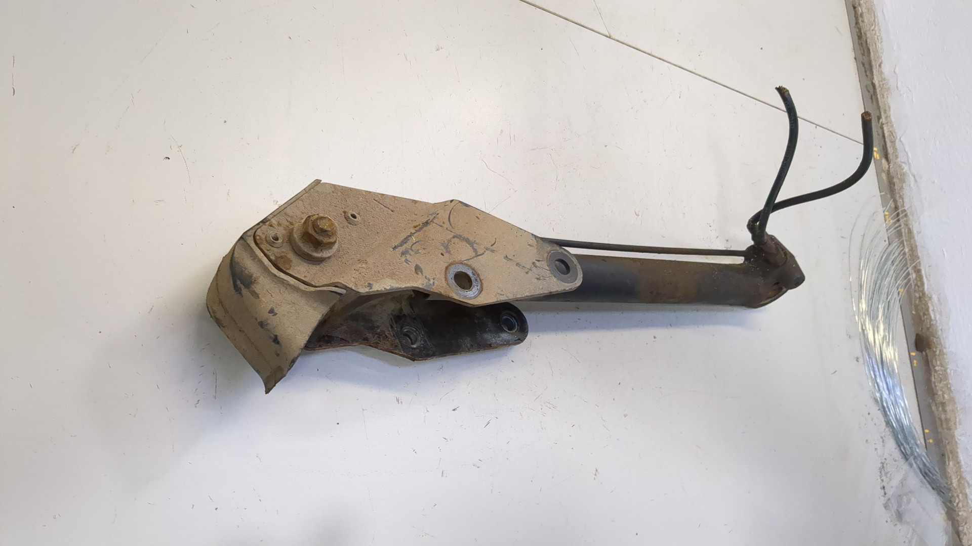 Рабочий цилиндр подъема кабины