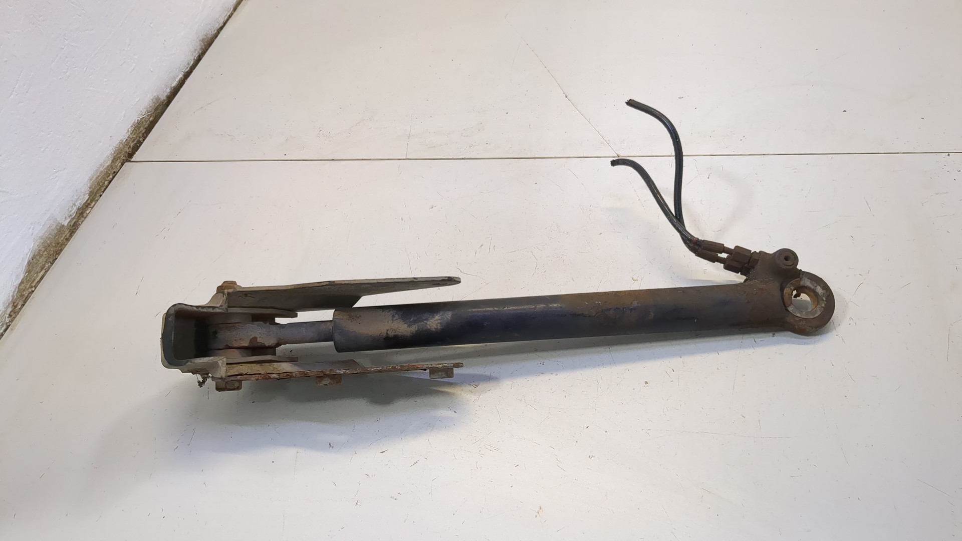 Рабочий цилиндр подъема кабины