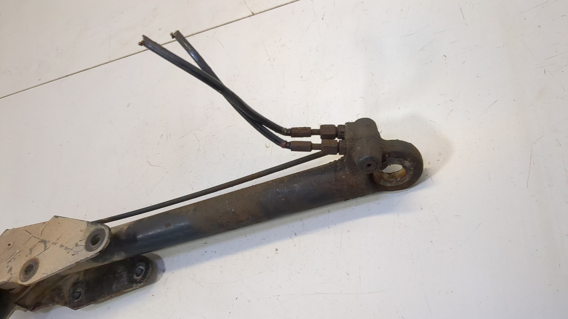 Рабочий цилиндр подъема кабины