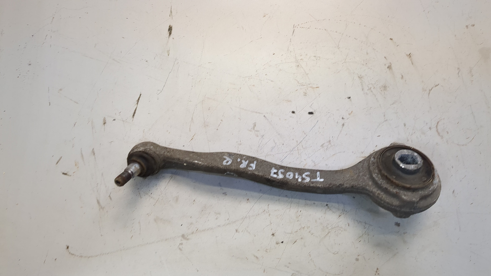 Рычаг передний правый