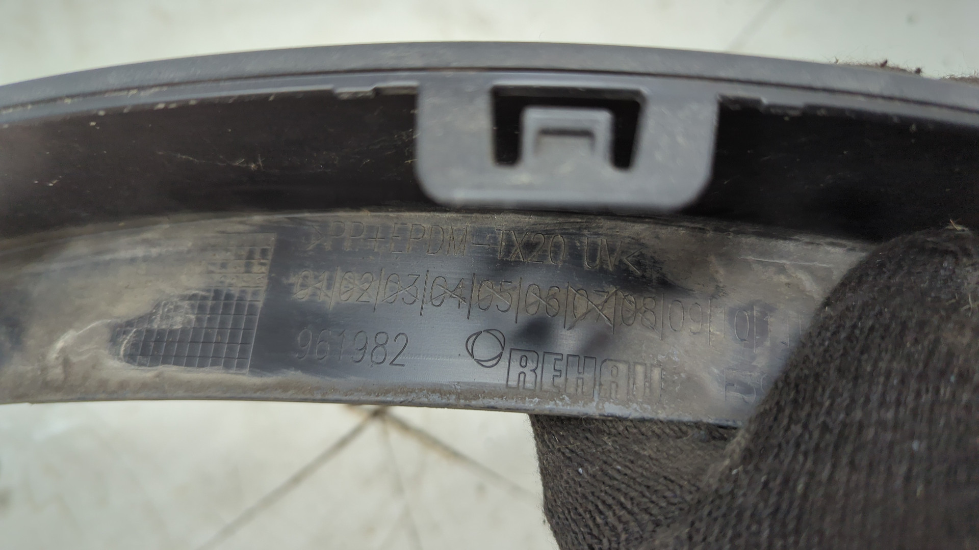 Накладка переднего крыла правого