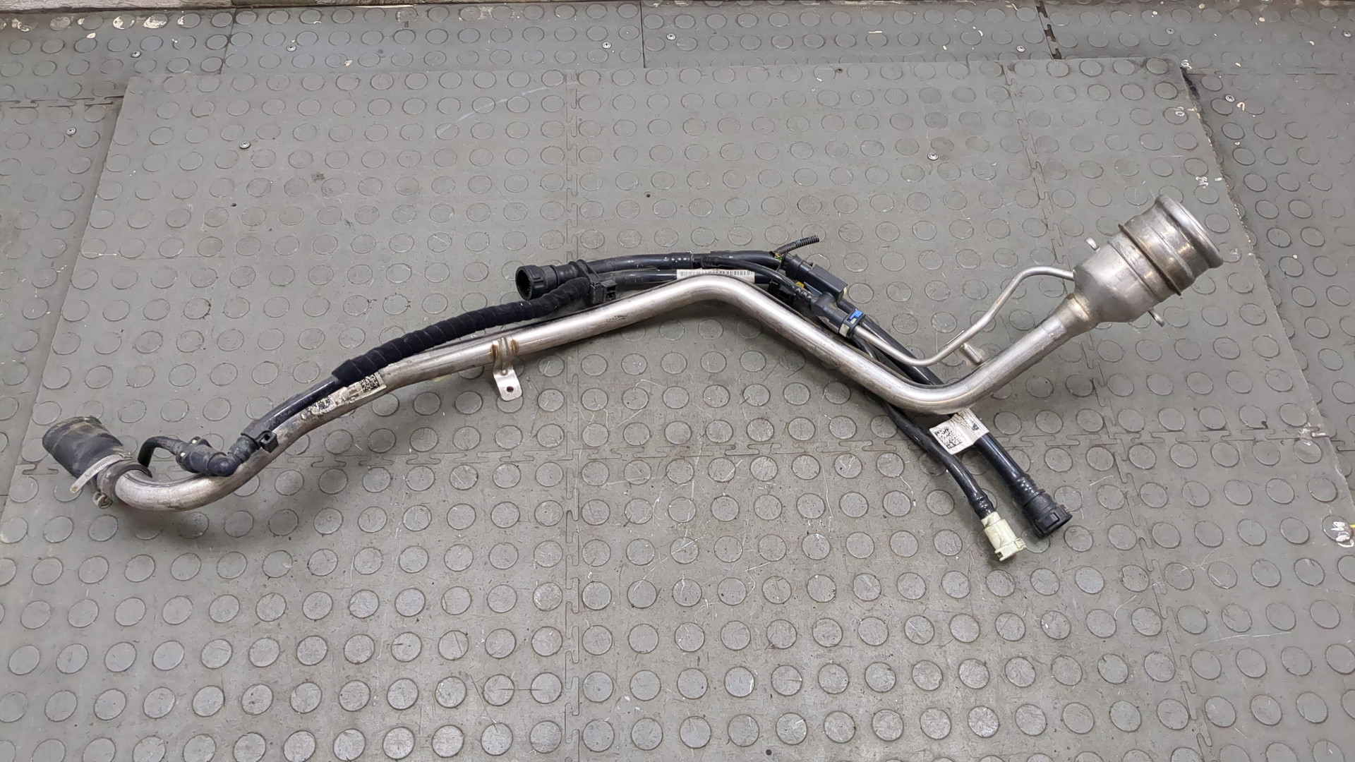 Горловина топливного бака