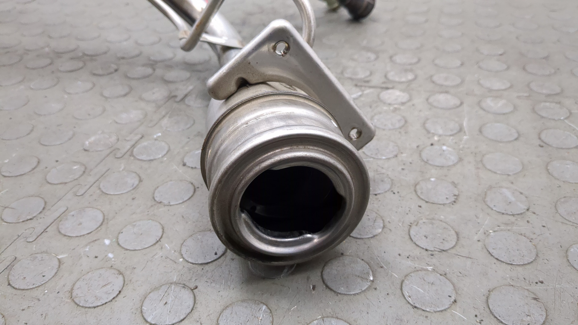 Горловина топливного бака