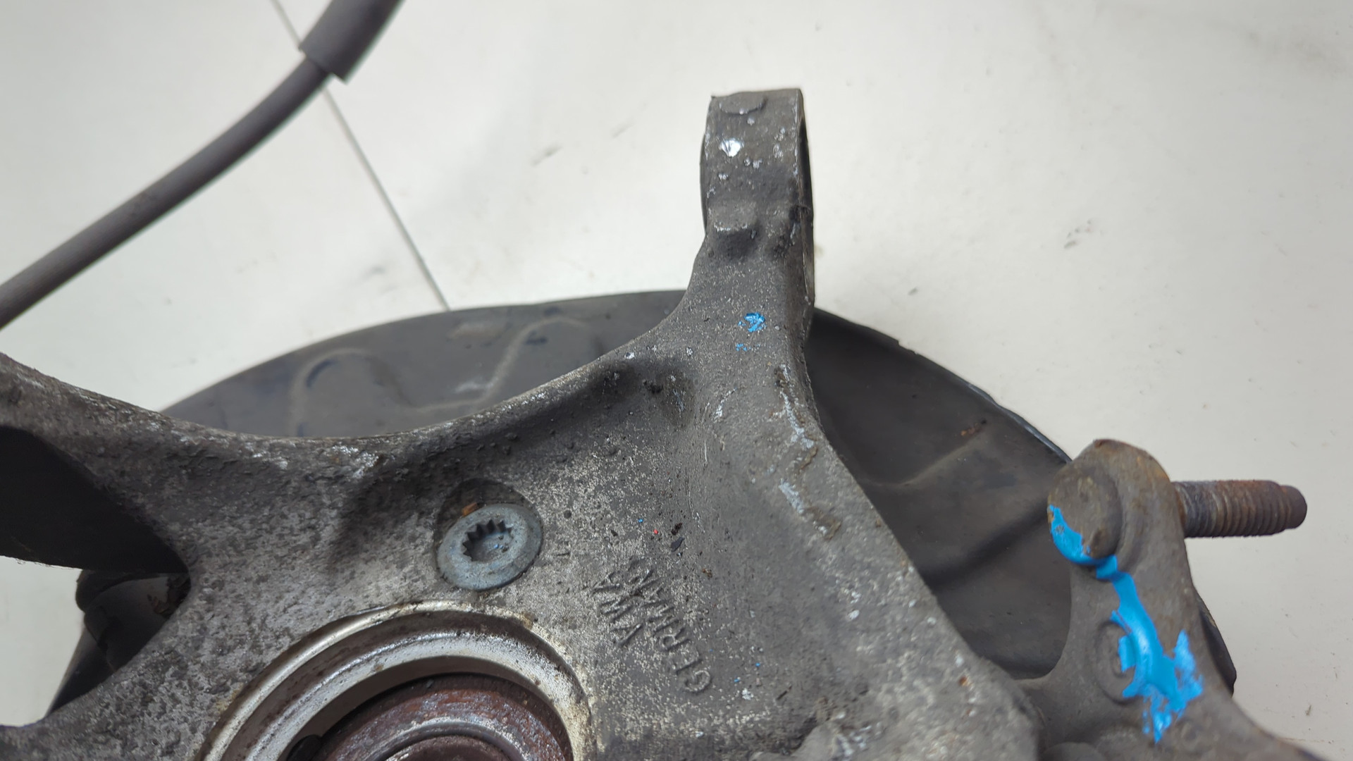 Кулак поворотный передний правый