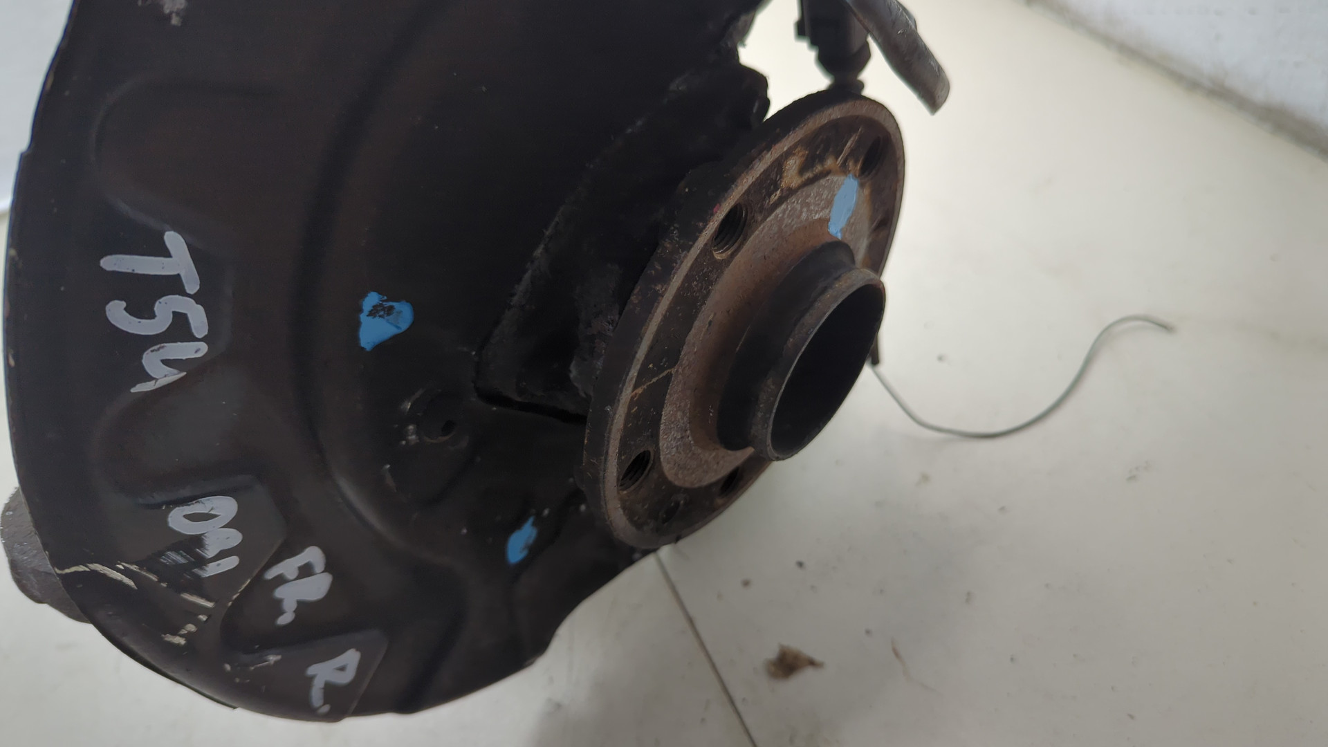 Кулак поворотный передний правый