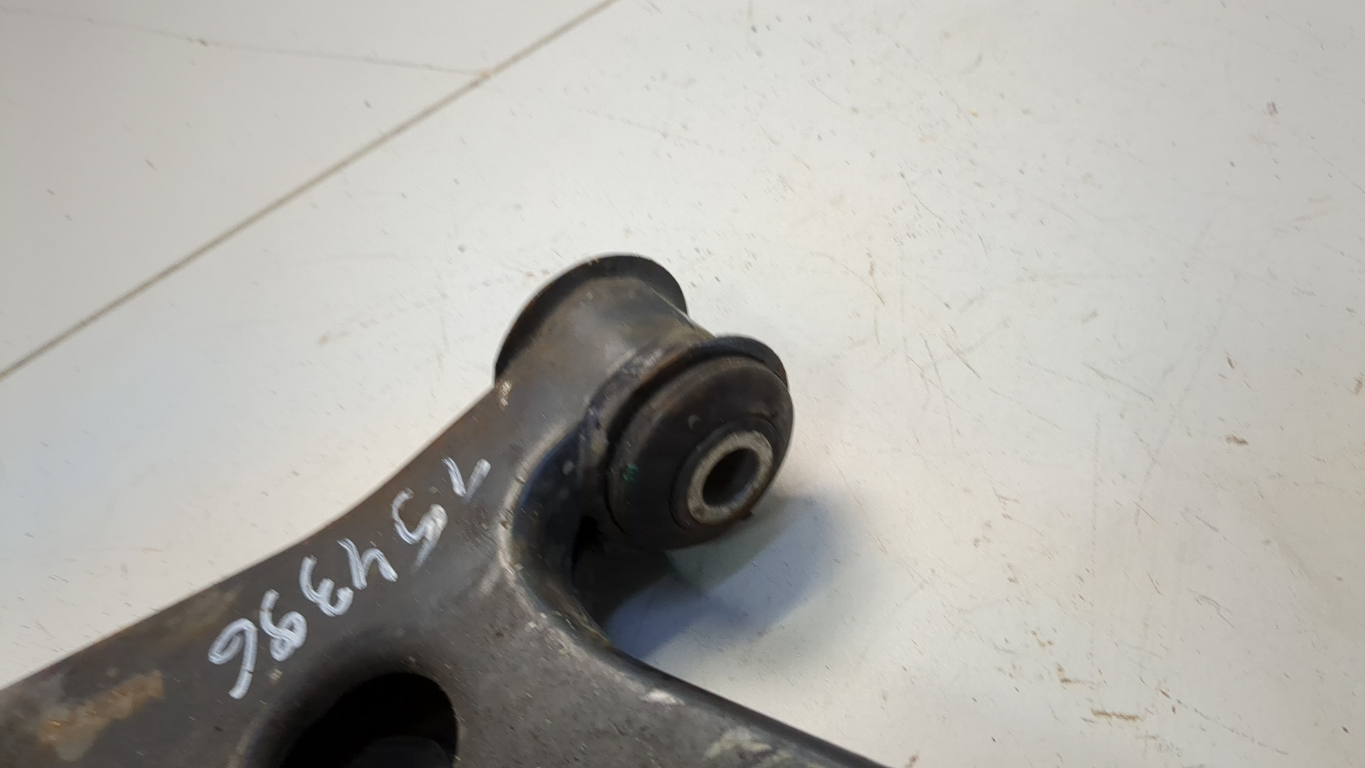 Рычаг передний левый