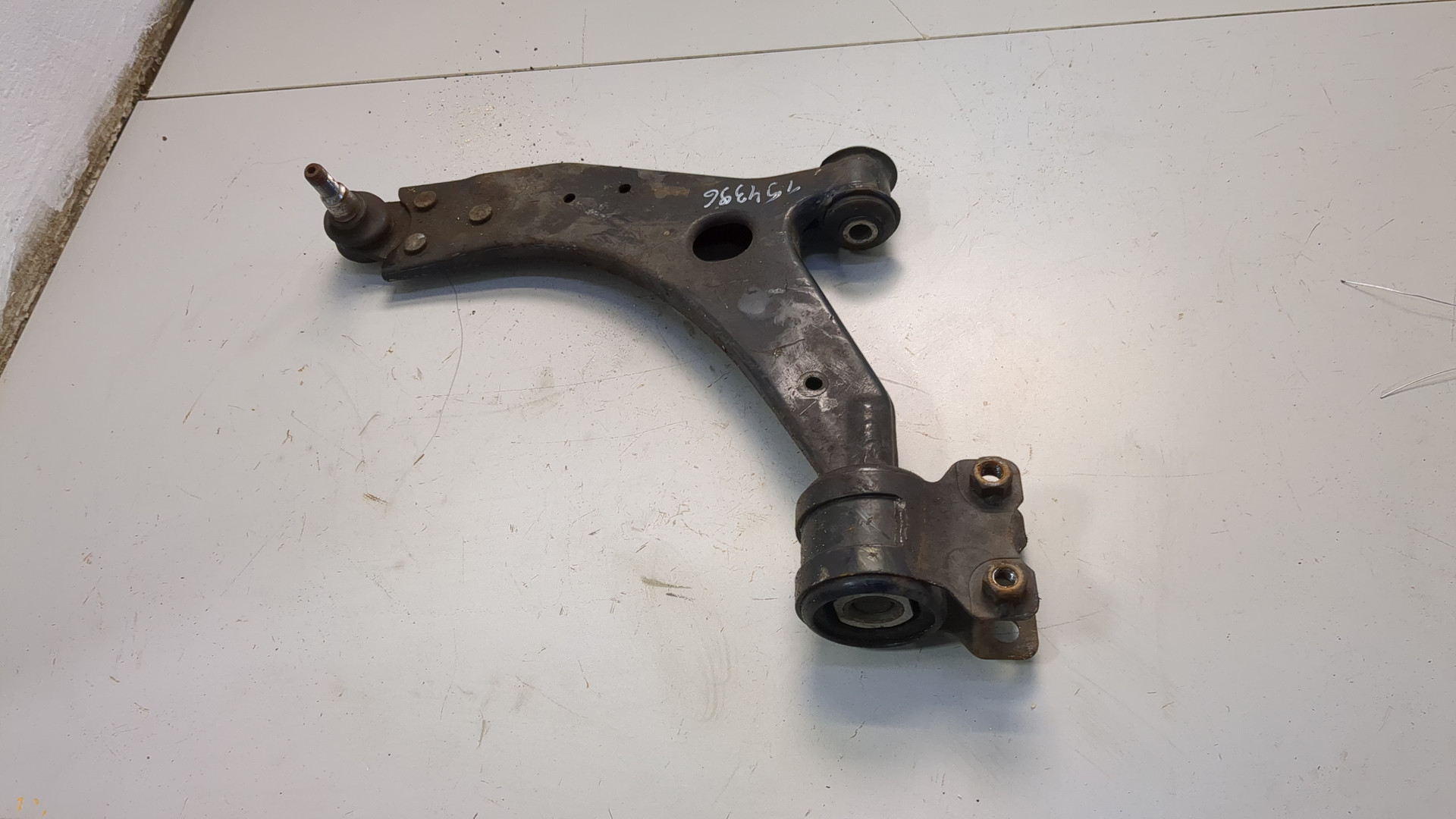 Рычаг передний левый