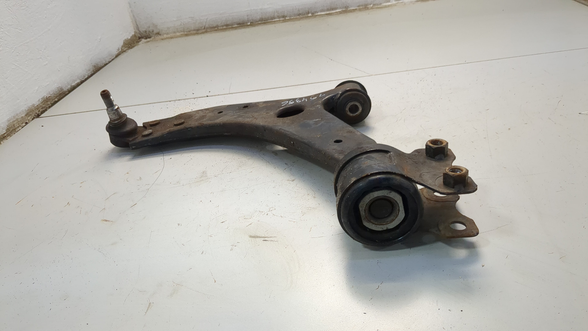 Рычаг передний левый