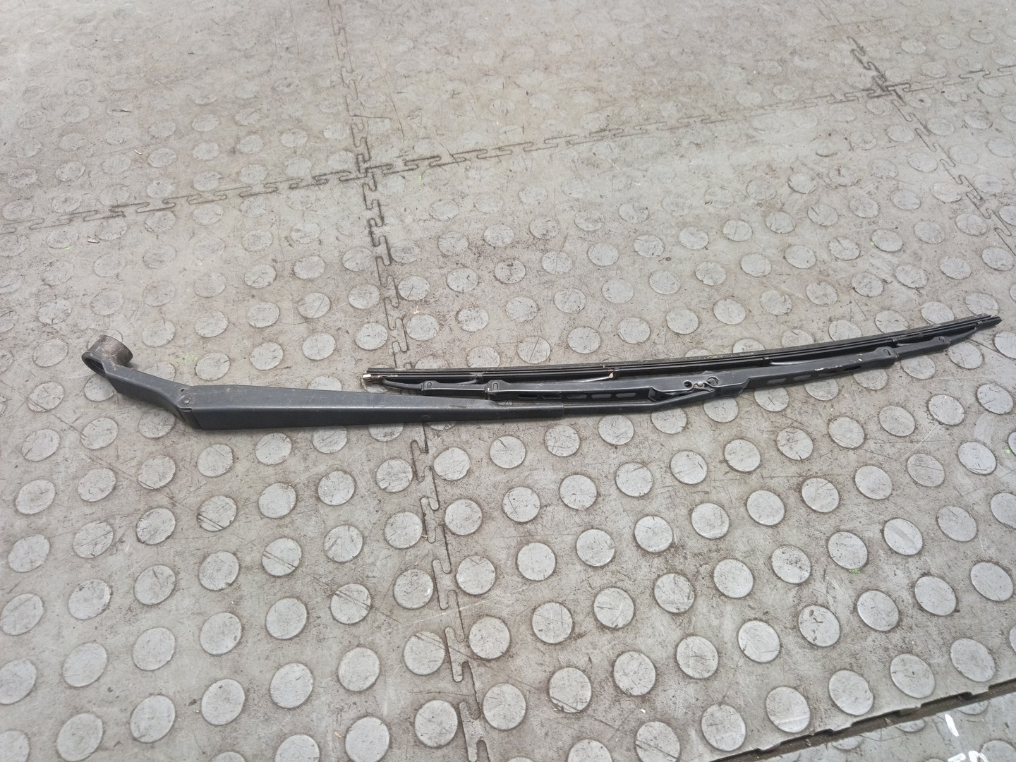 Поводок стеклоочистителя переднего