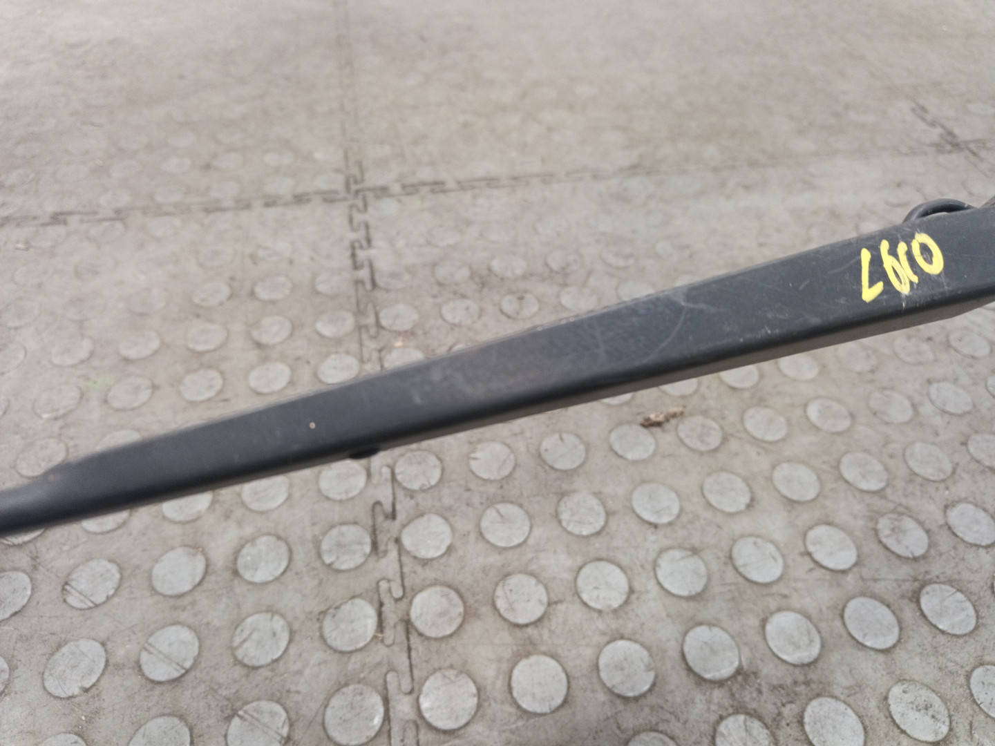 Поводок стеклоочистителя переднего