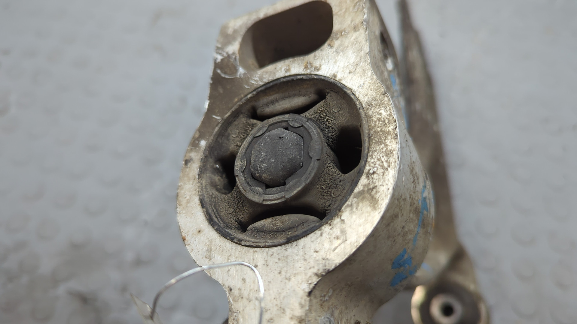 Рычаг передний