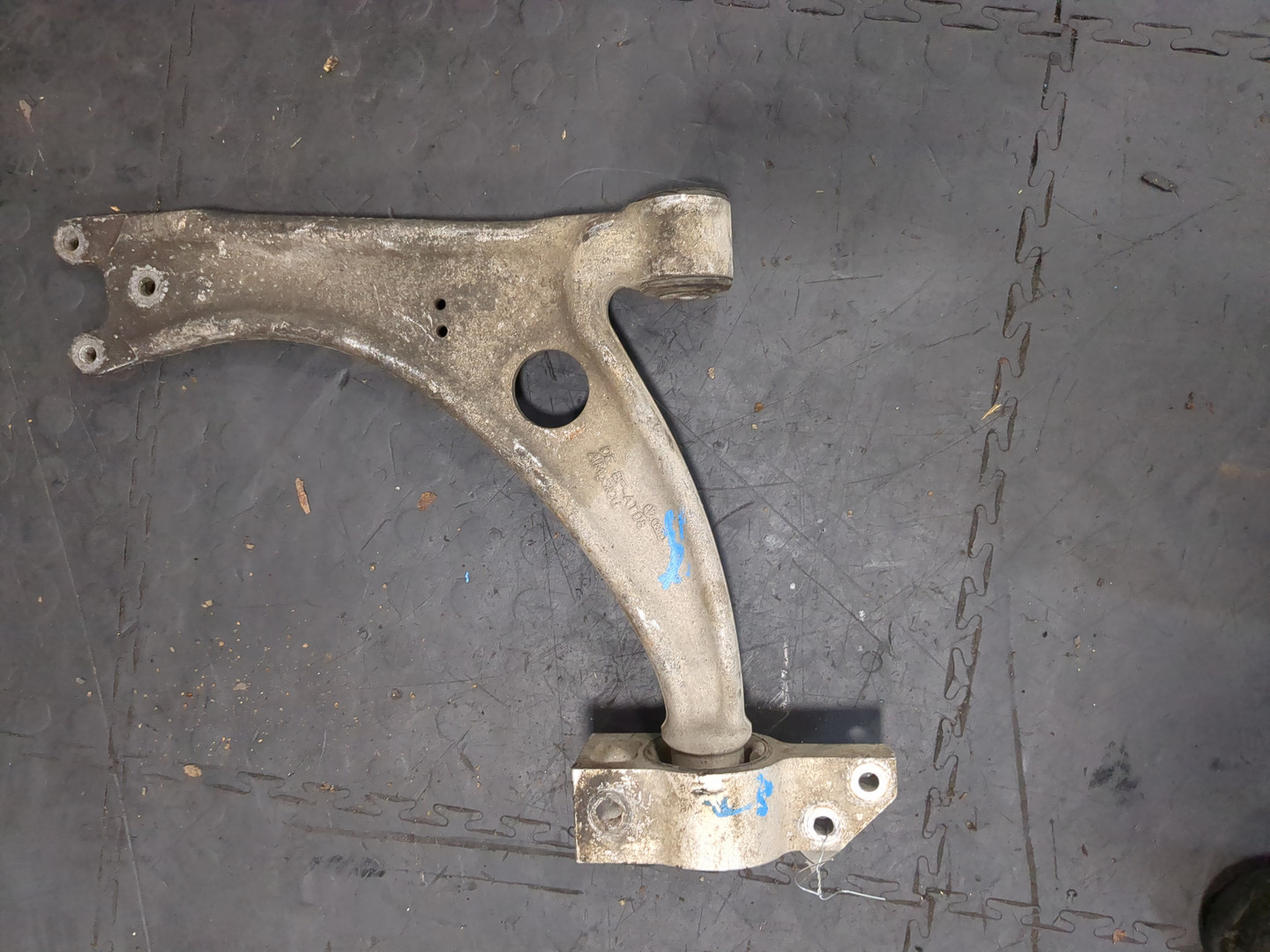 Рычаг передний