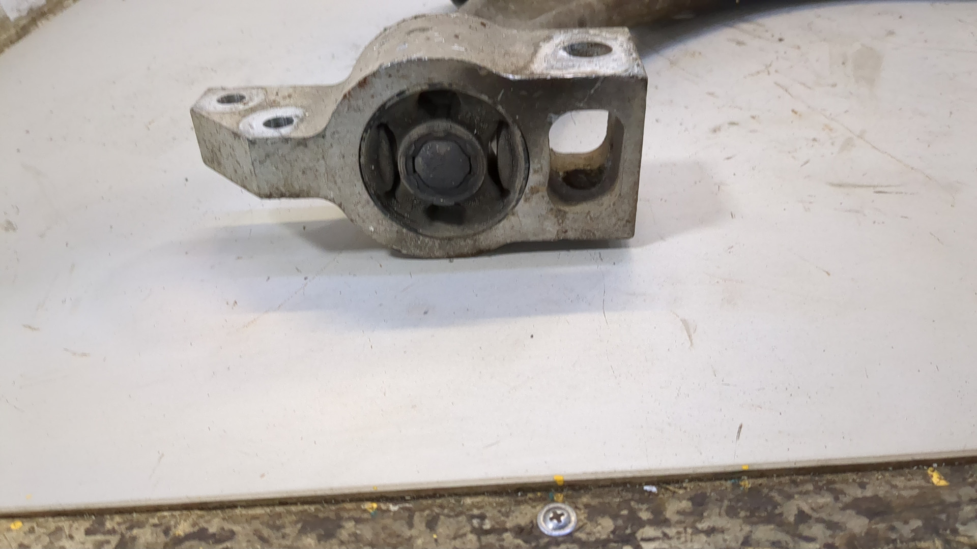 Рычаг передний