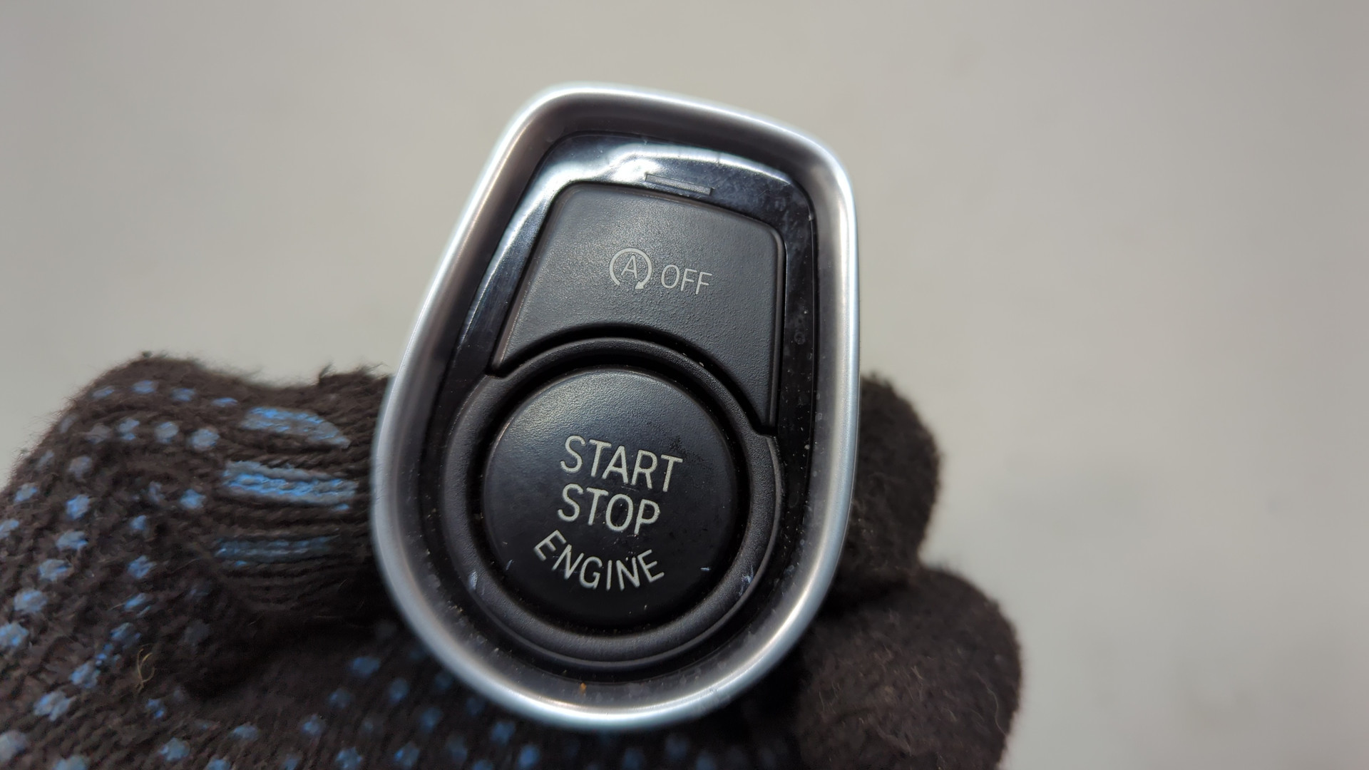 Кнопка запуска двигателя