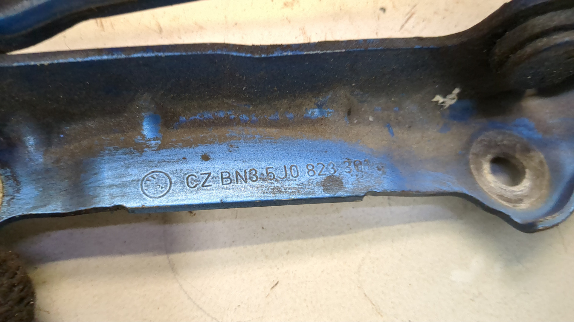 Петля капота левая