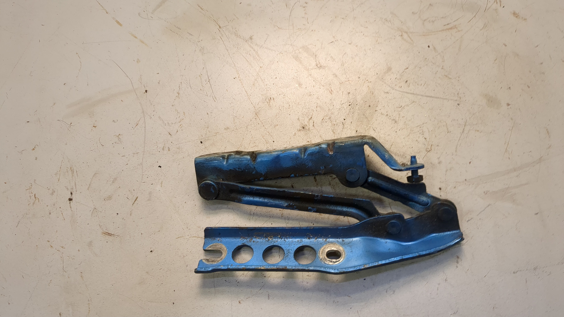 Петля капота левая