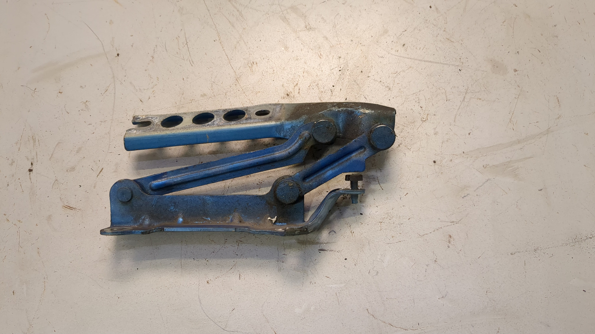 Петля капота левая