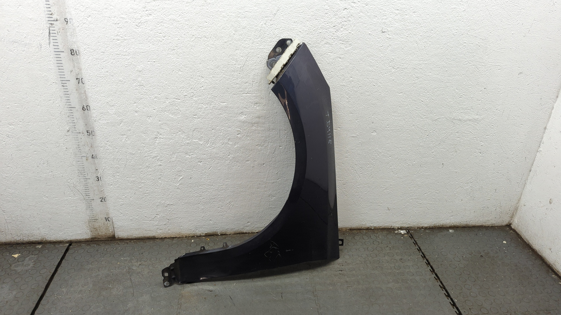 Крыло переднее левое