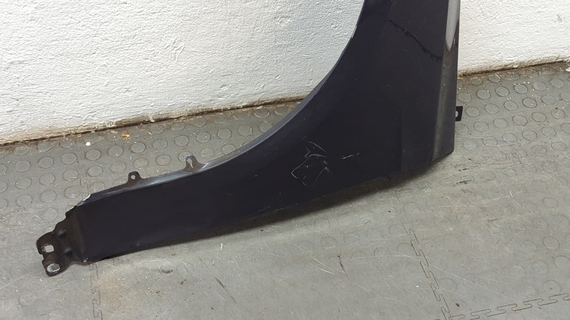 Крыло переднее левое