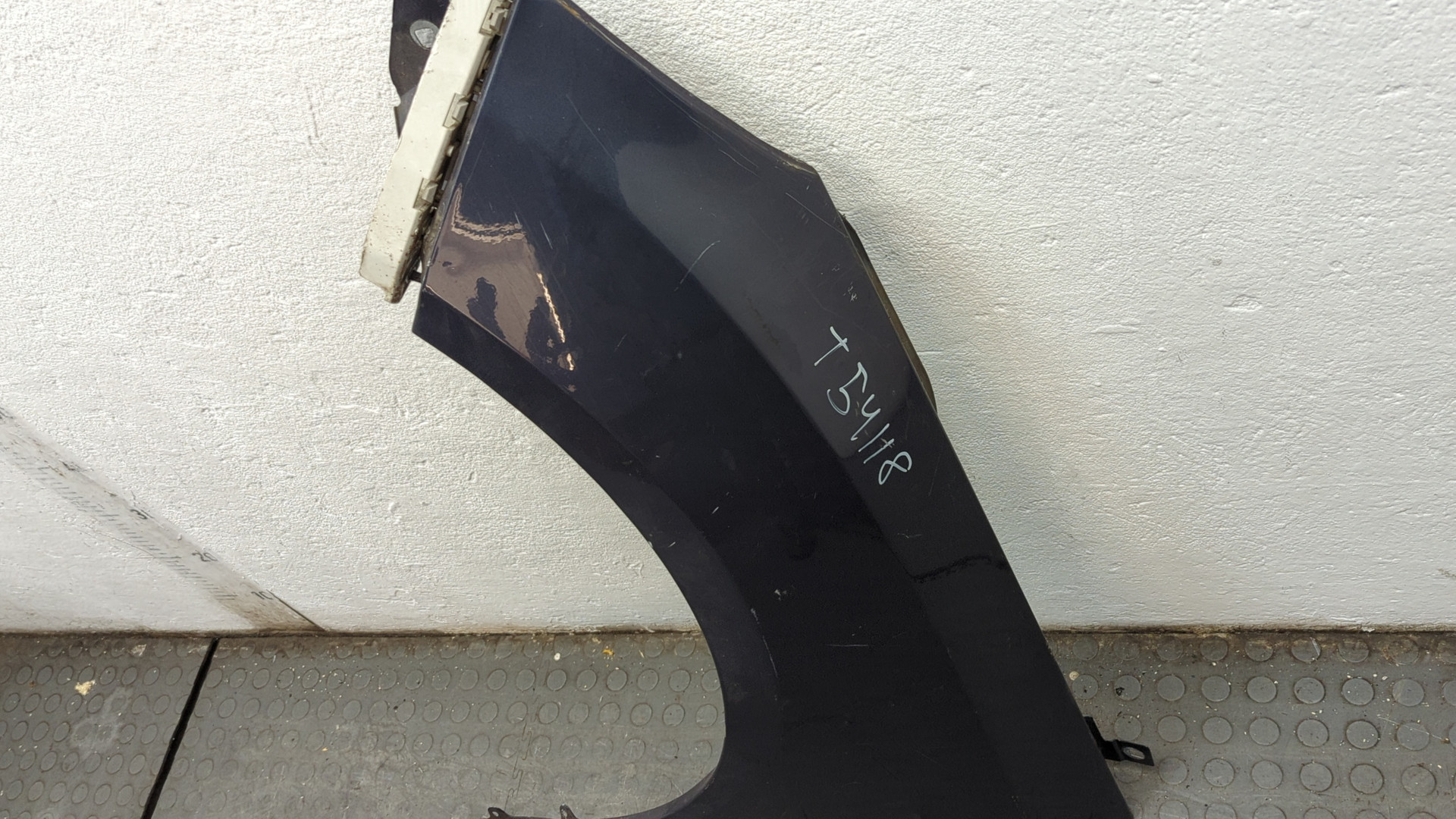 Крыло переднее левое