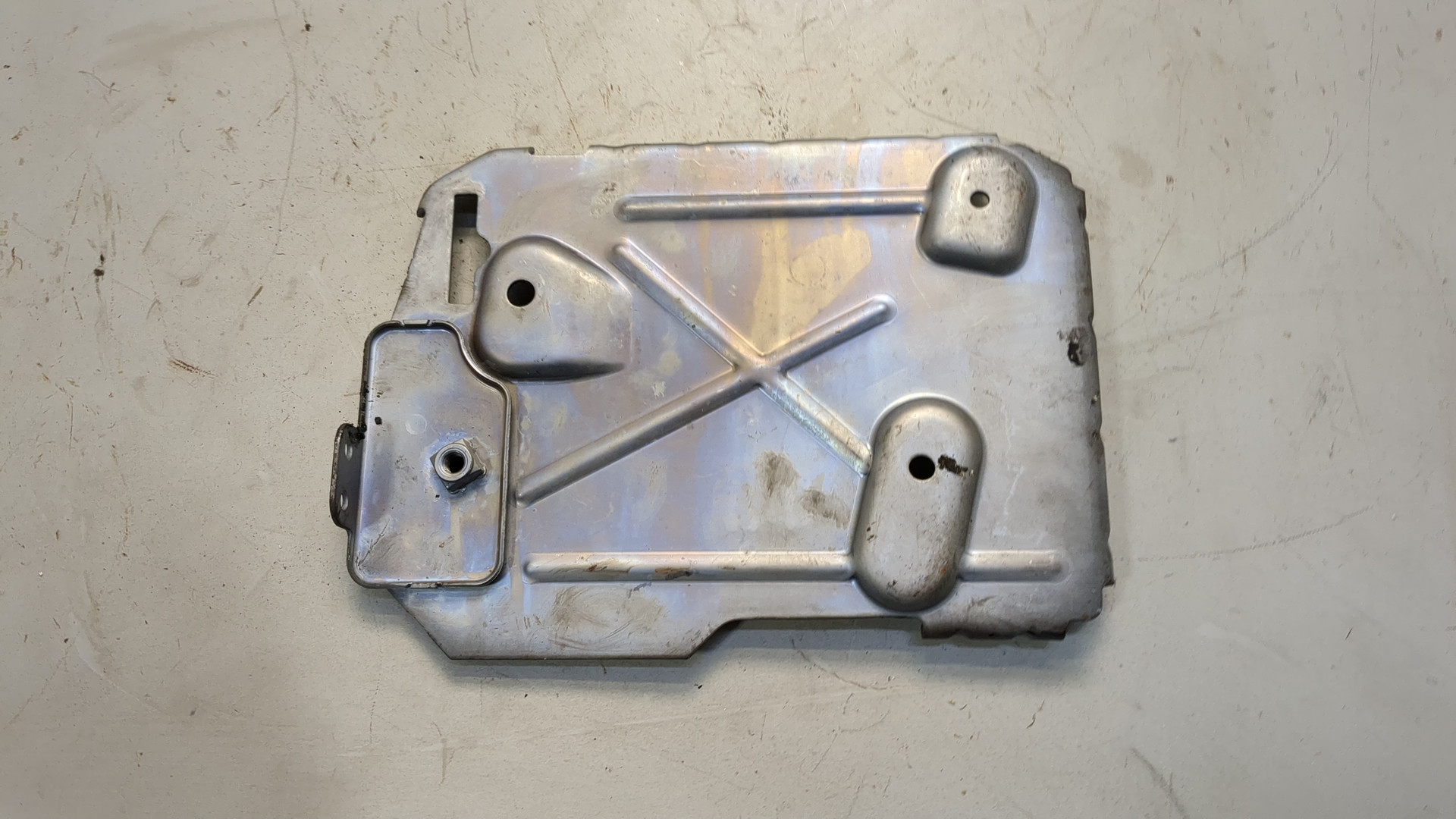 Площадка под аккумулятор (АКБ)