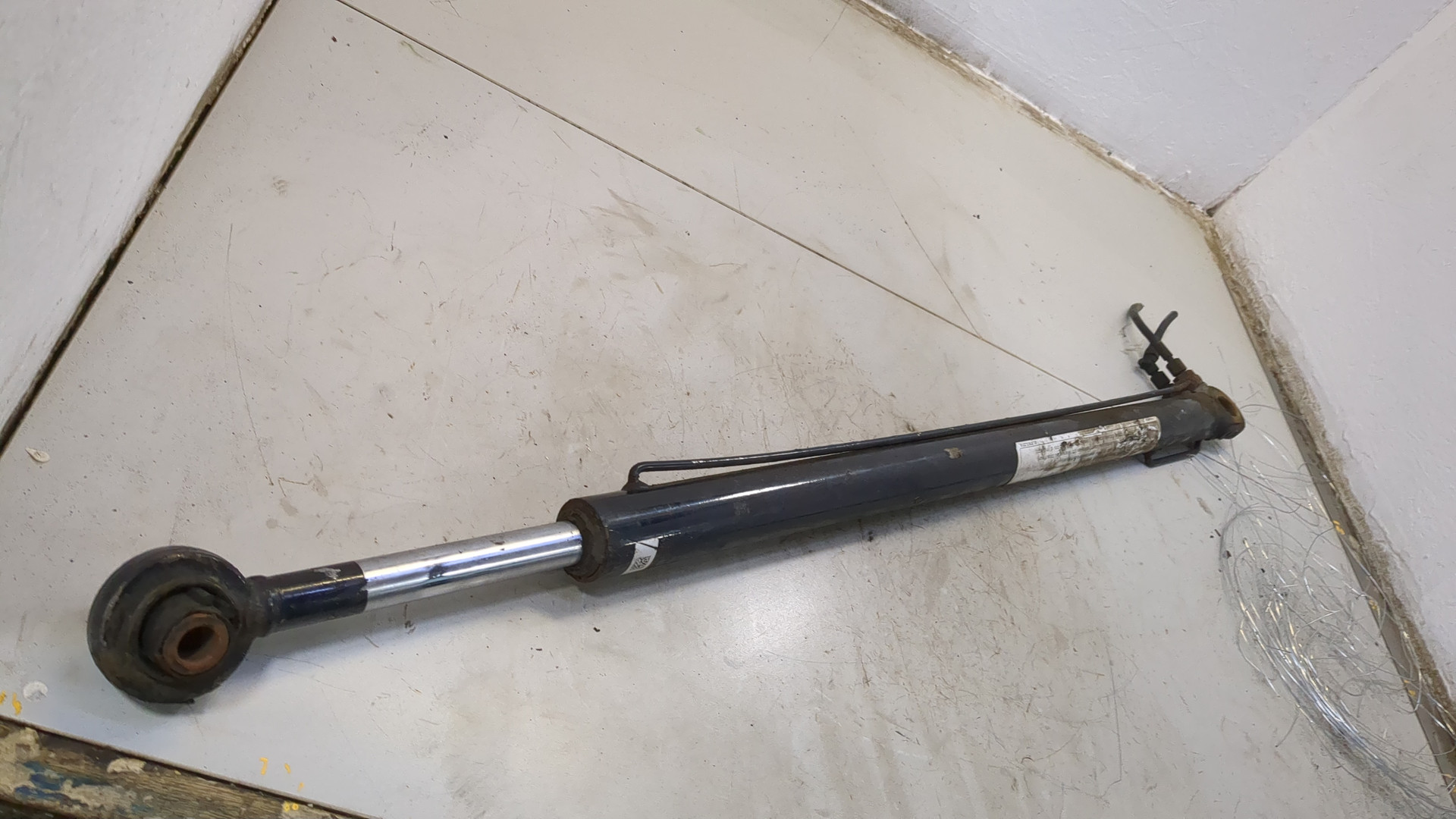 Рабочий цилиндр подъема кабины