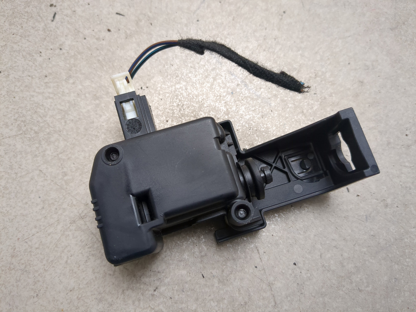 Активатор замка крышки бензобака