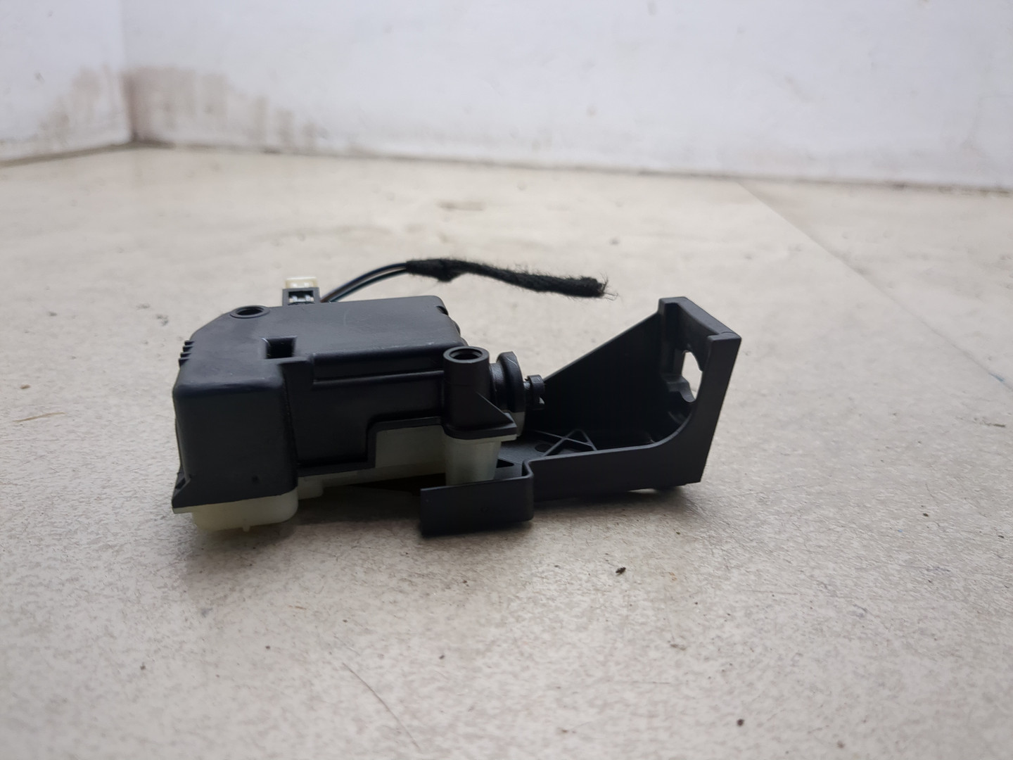 Активатор замка крышки бензобака