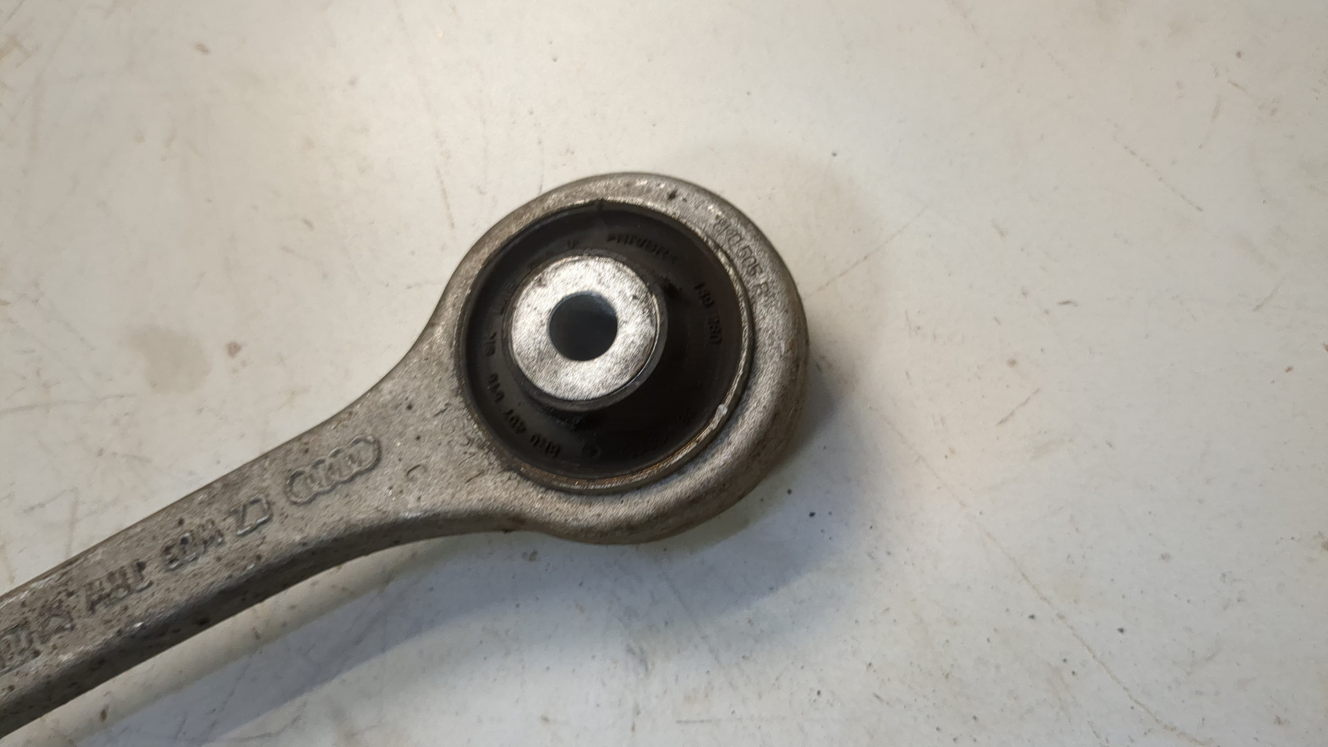 Рычаг передний левый