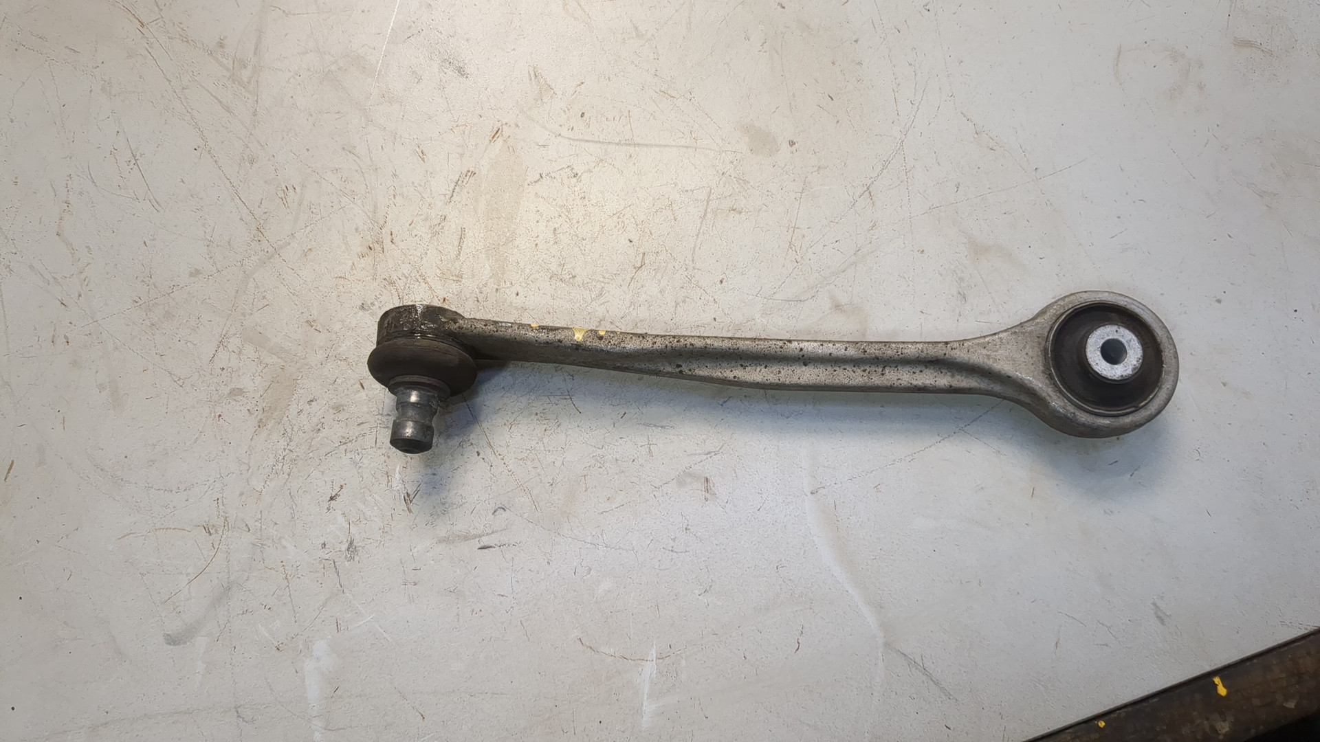 Рычаг передний левый