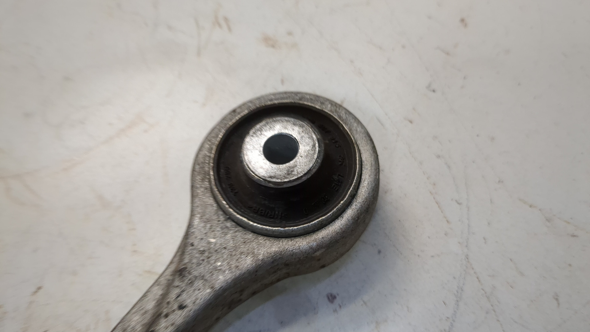 Рычаг передний правый